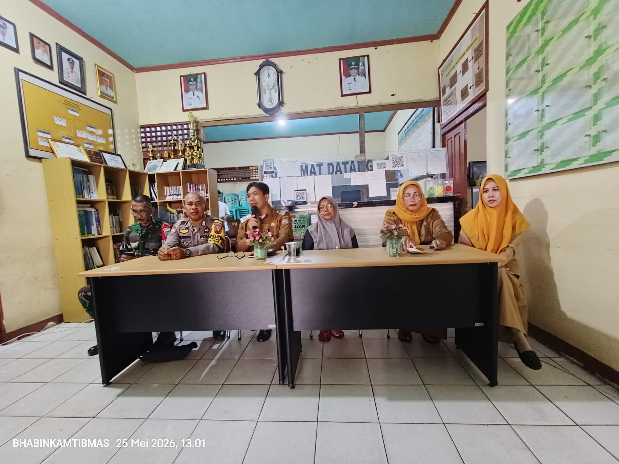 Perkuat Sinergi Tiga Pilar, Bhabinkamtibmas Tanjung Hilir Ikut Matangkan Persiapan Lomba Kantor Kelurahan