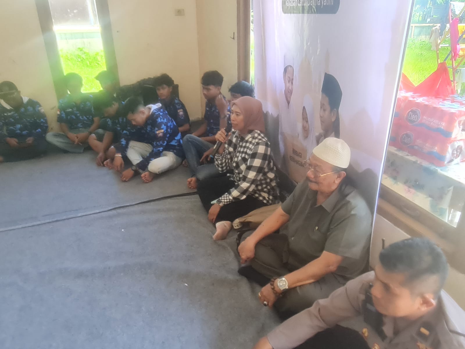 Kapolsek Pontianak Selatan Bersama Tokoh Masyarakat dan Relawan Salurkan Bansos ke Panti Asuhan