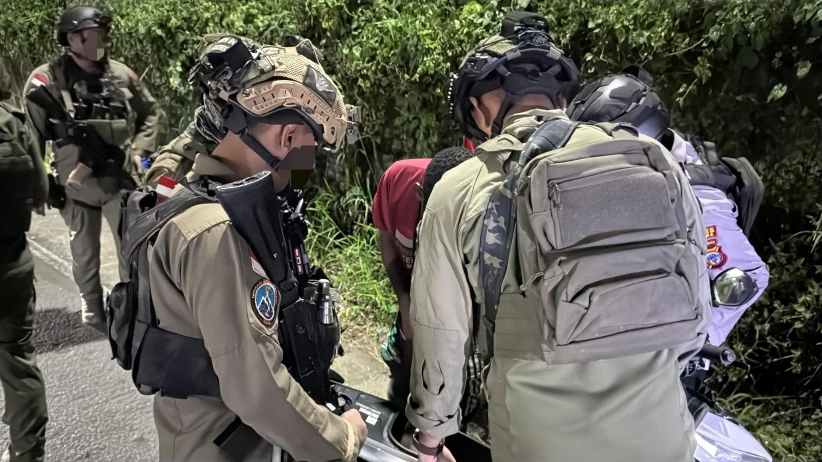 Ciptakan Situasi Kondusif, Satgas Ops Damai Cartenz 2026 Sita Senjata Tajam dalam Patroli dan Razia Malam di Nabire