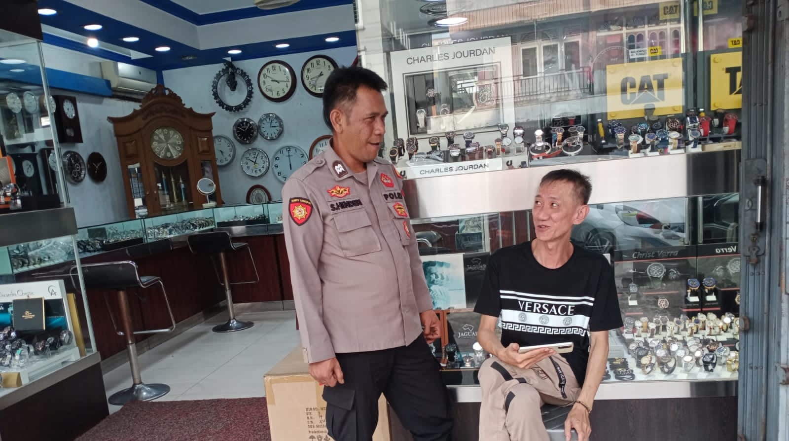 Patroli Dialogis di Pasar Nusa Indah, Aiptu S. Henderi Sampaikan Pesan Kamtibmas
