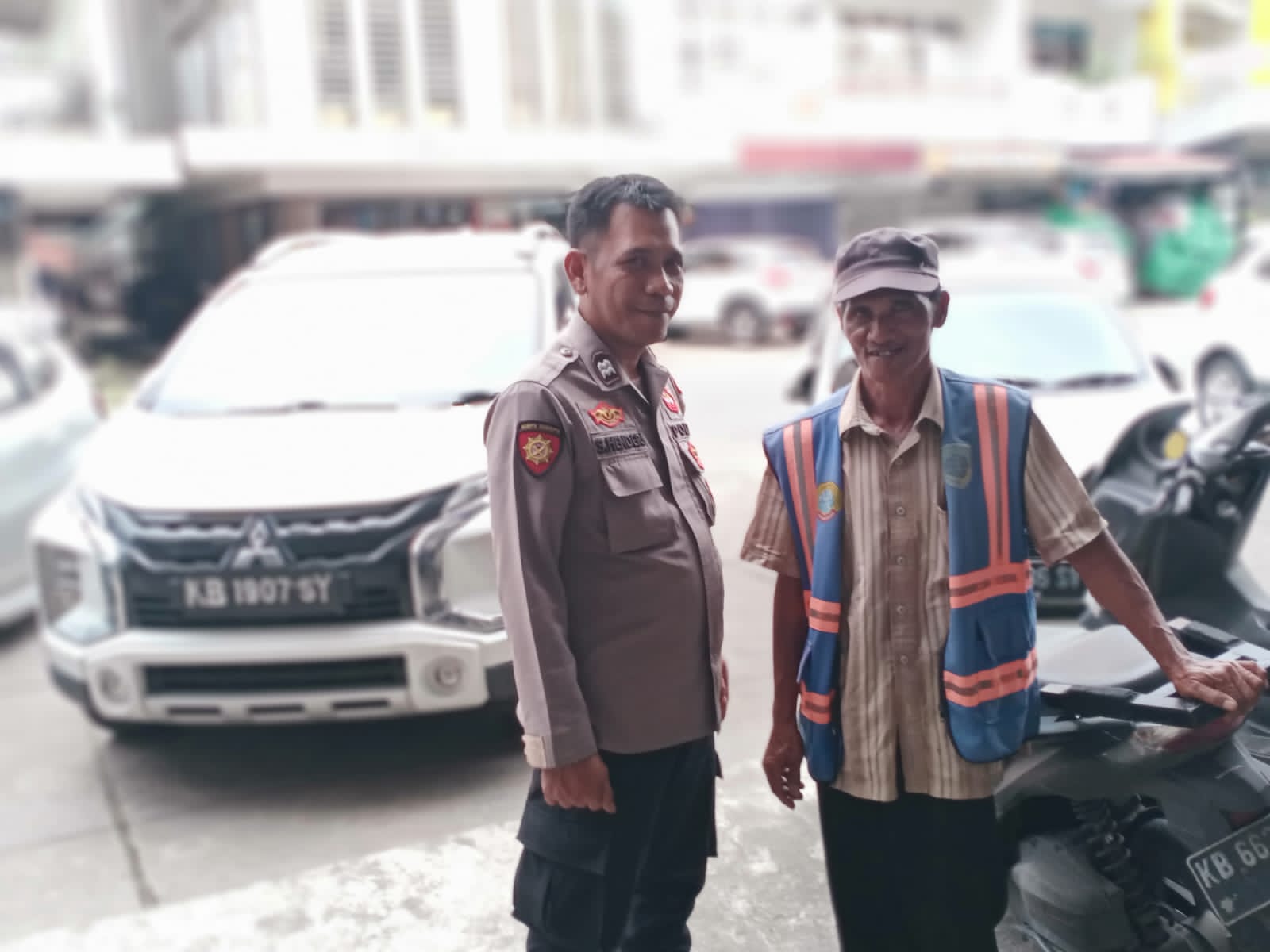 Dekat dengan Warga, Aiptu S. Henderi Gelar Patroli Dialogis di Pasar Nusa Indah