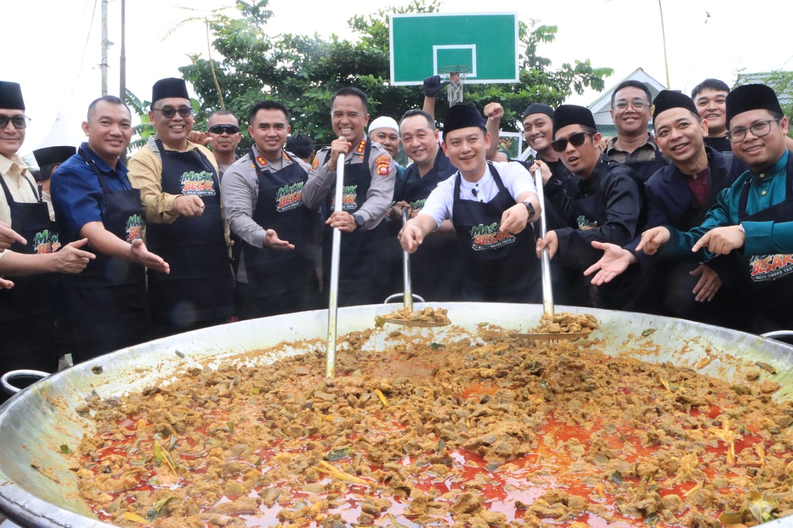 Meriahkan Qurban Bahagia 6.0, Kapolresta Pontianak Ikut Makan Besar Bersama Bobon Santoso