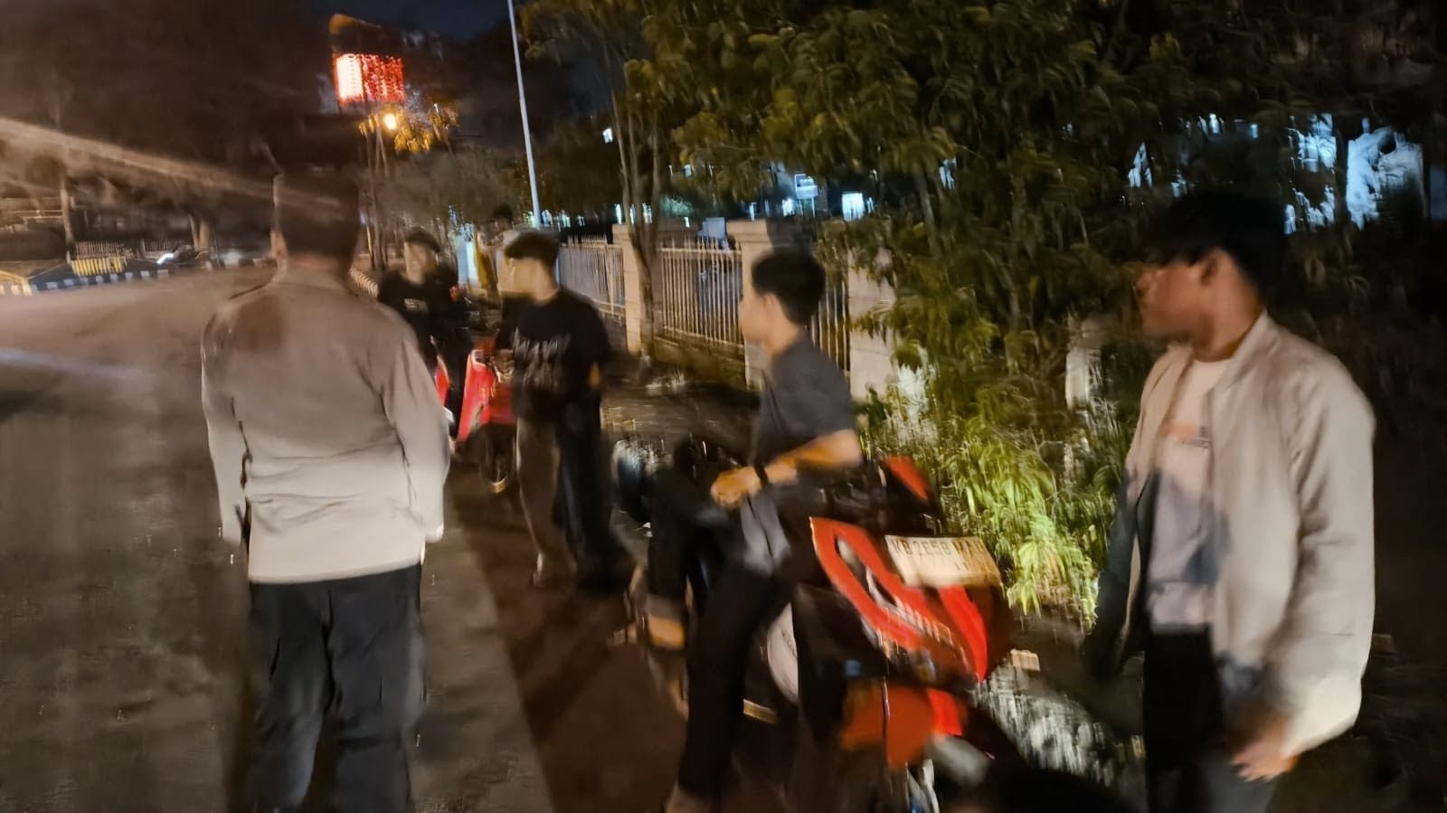 Personel Enggang Polsek Pontianak Kota Lakukan Patroli Humanis, Ingatkan Remaja di Jalan Sidas