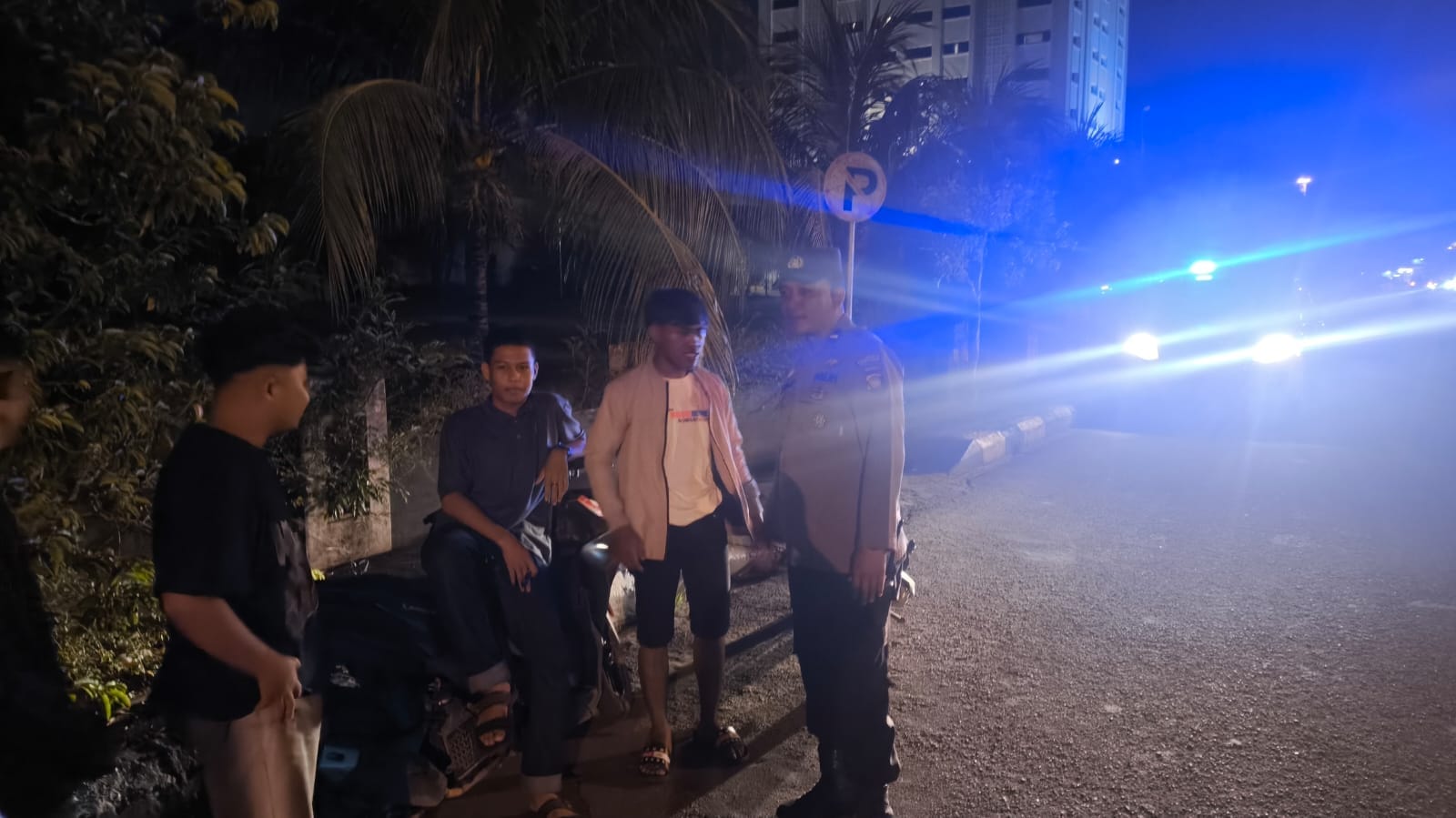 Patroli Rutin Malam Hari, Personel Enggang Polsek Pontianak Kota Berikan Edukasi Kamtibmas kepada Remaja