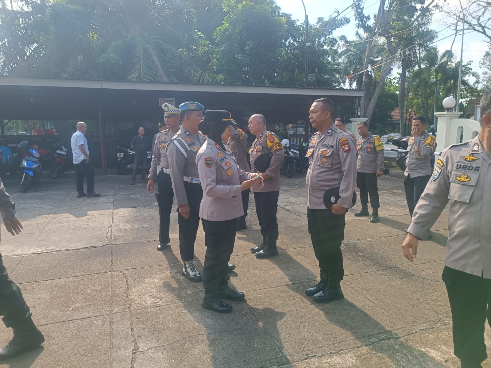 Tegakkan Disiplin Internal, Kapolsek Pontianak Selatan Lakukan Pengecekan Sikap Tampang Anggota