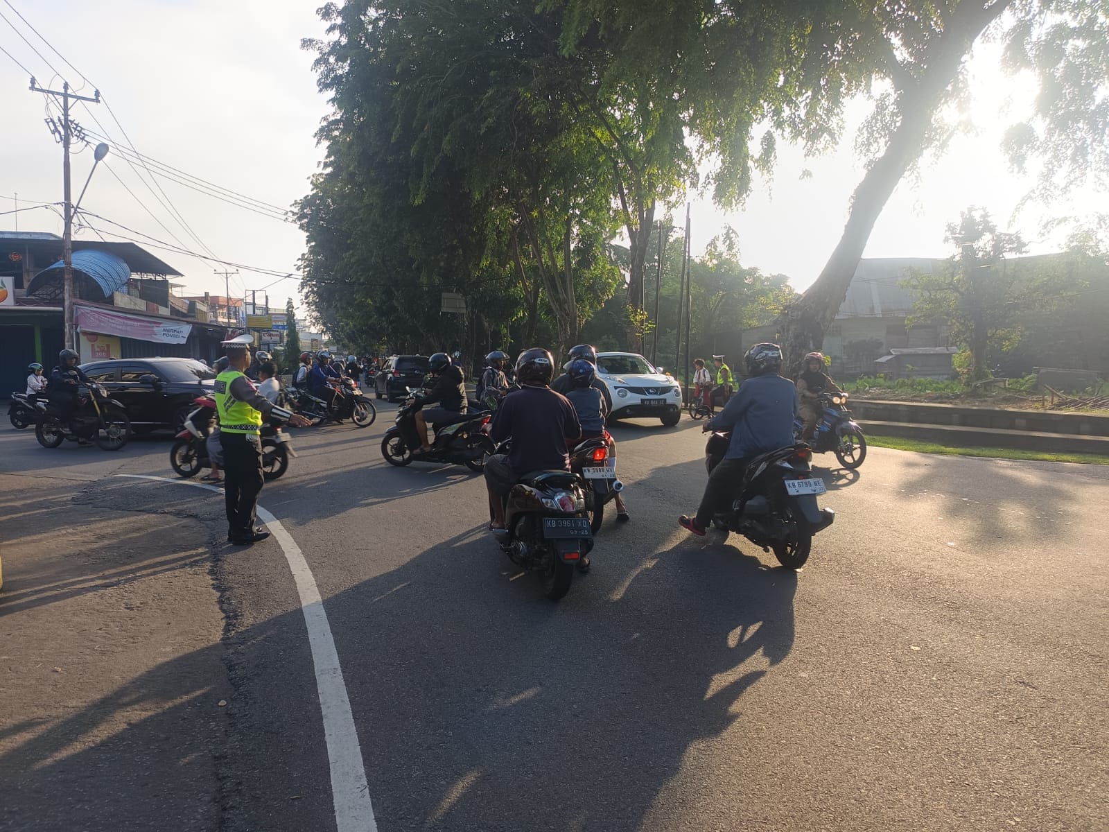 Wujud Pelayanan Prima, Unit Lantas Polsek Pontianak Kota Kawal Kelancaran Lalu Lintas pada Jam Sibuk Pagi