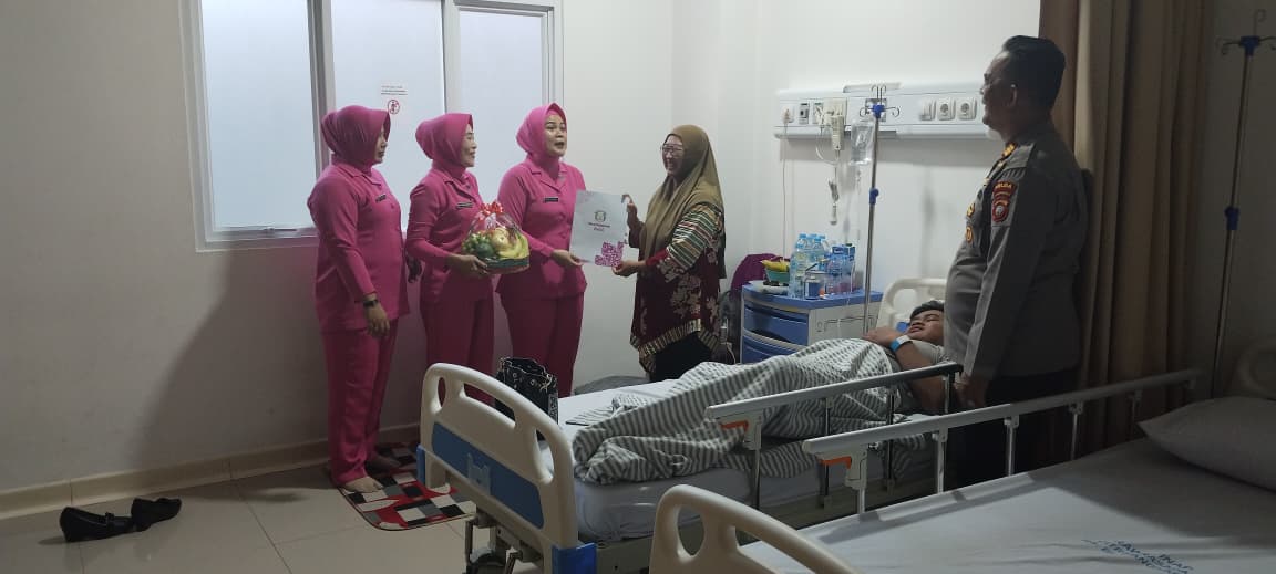 Kapolsek Pontianak Timur dan Ketua Bhayangkari Jenguk Anak Anggota yang Dirawat di RS Bhayangkara
