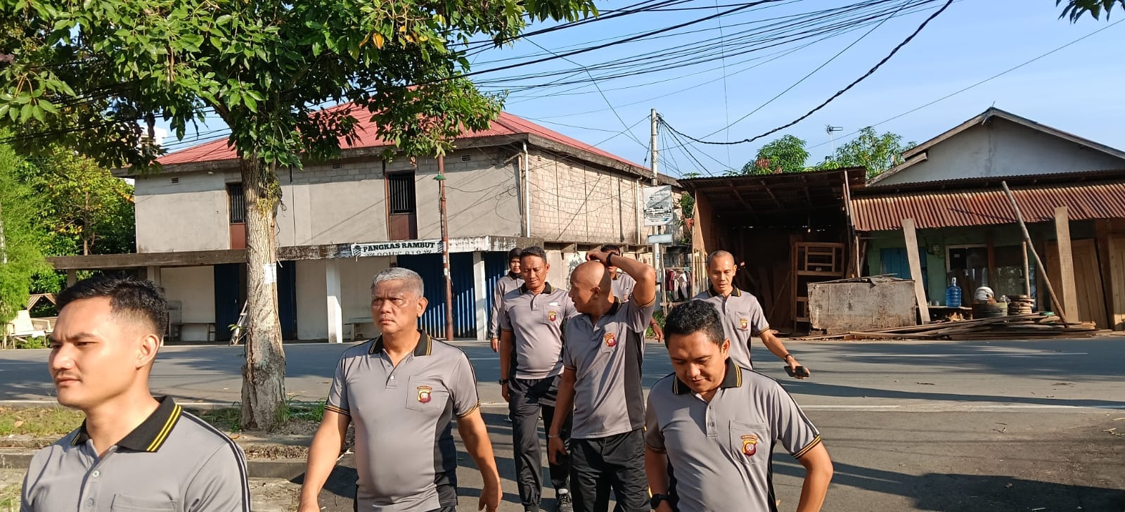 Polsek Pontianak Kota Gelar Jalan Kaki Pagi untuk Tingkatkan Kebugaran Personel