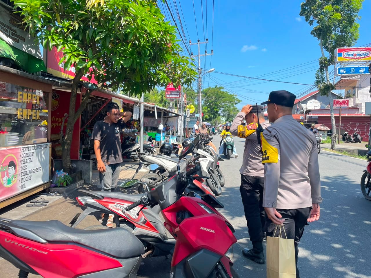 Binmas Polsek Pontianak Barat Gelar Patroli Dialogis dan Salurkan Sarana Kontak kepada Petugas Parkir serta Security Sekolah
