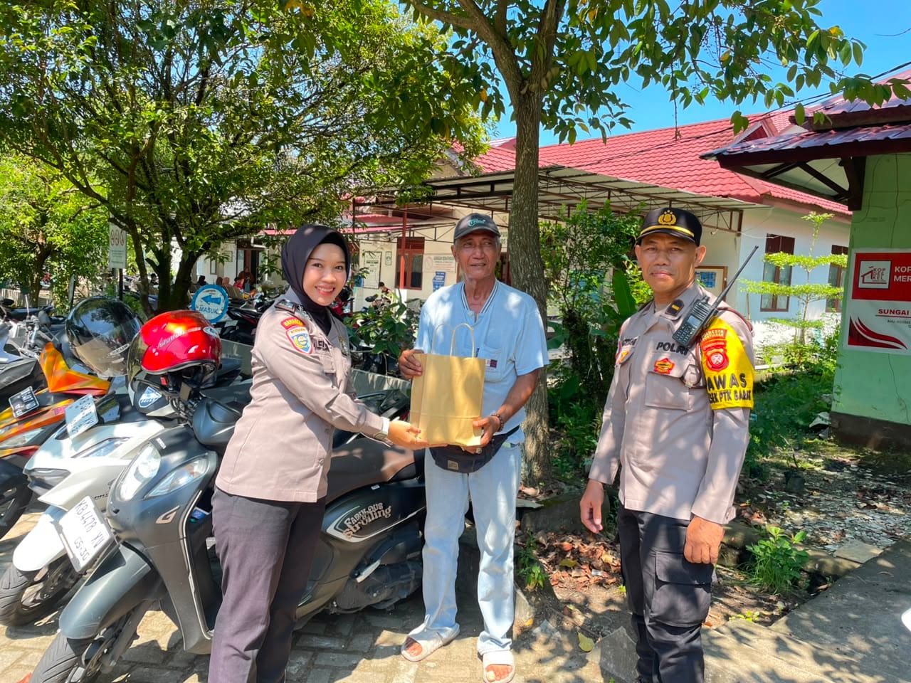 Perkuat Kemitraan Kamtibmas, Binmas Polsek Pontianak Barat Sambangi Petugas Parkir dan Security Sekolah