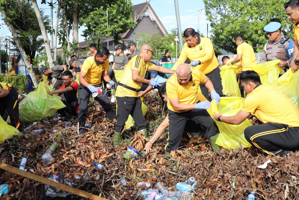 Gelar Program ASRI, Polda Kalsel 350 Personel Gabungan Bersihkan Sungai Martapura