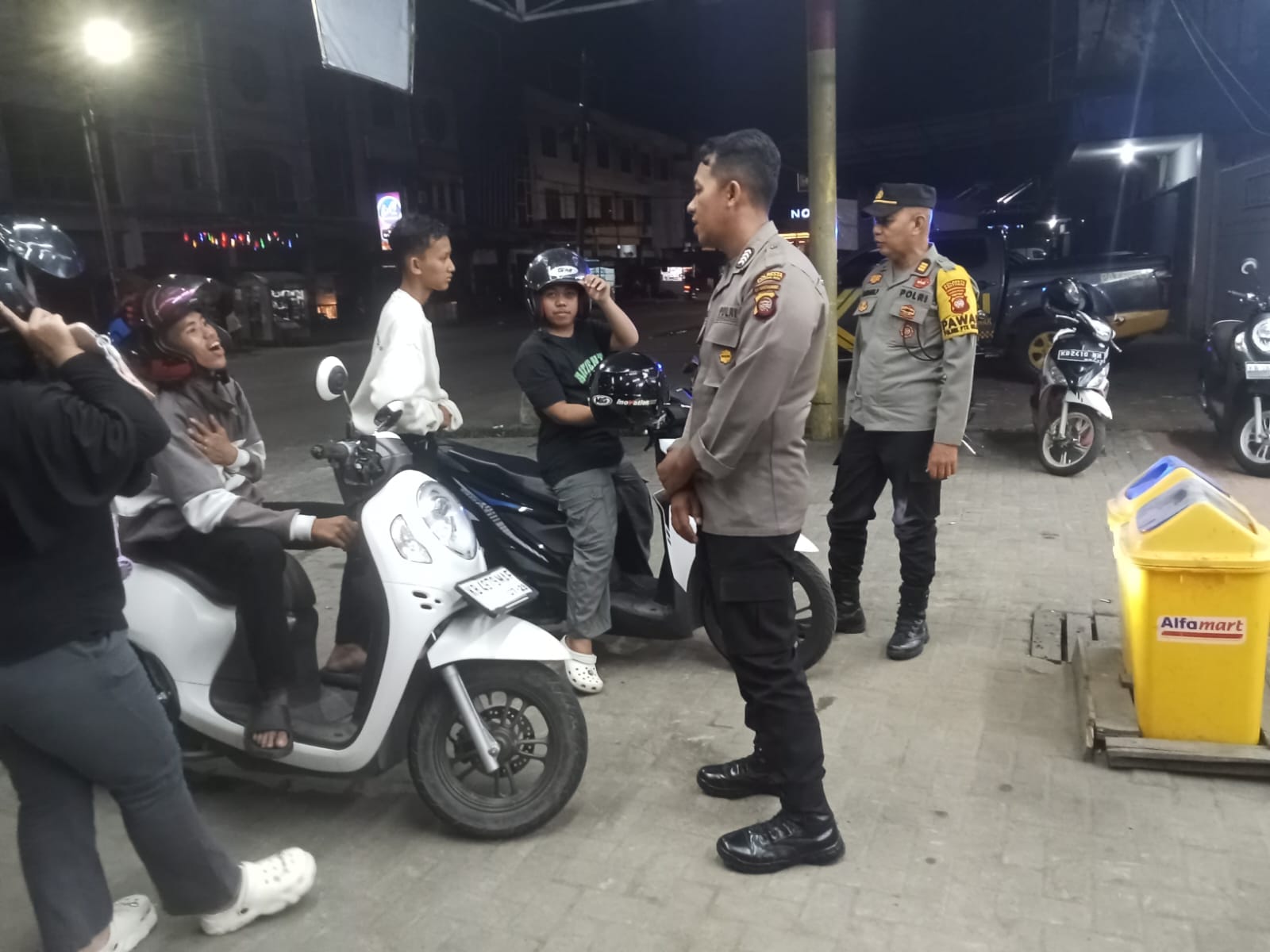Cegah Gangguan Kamtibmas, Patroli Enggang Selatan Ingatkan Remaja untuk Tidak Berkumpul Larut Malam