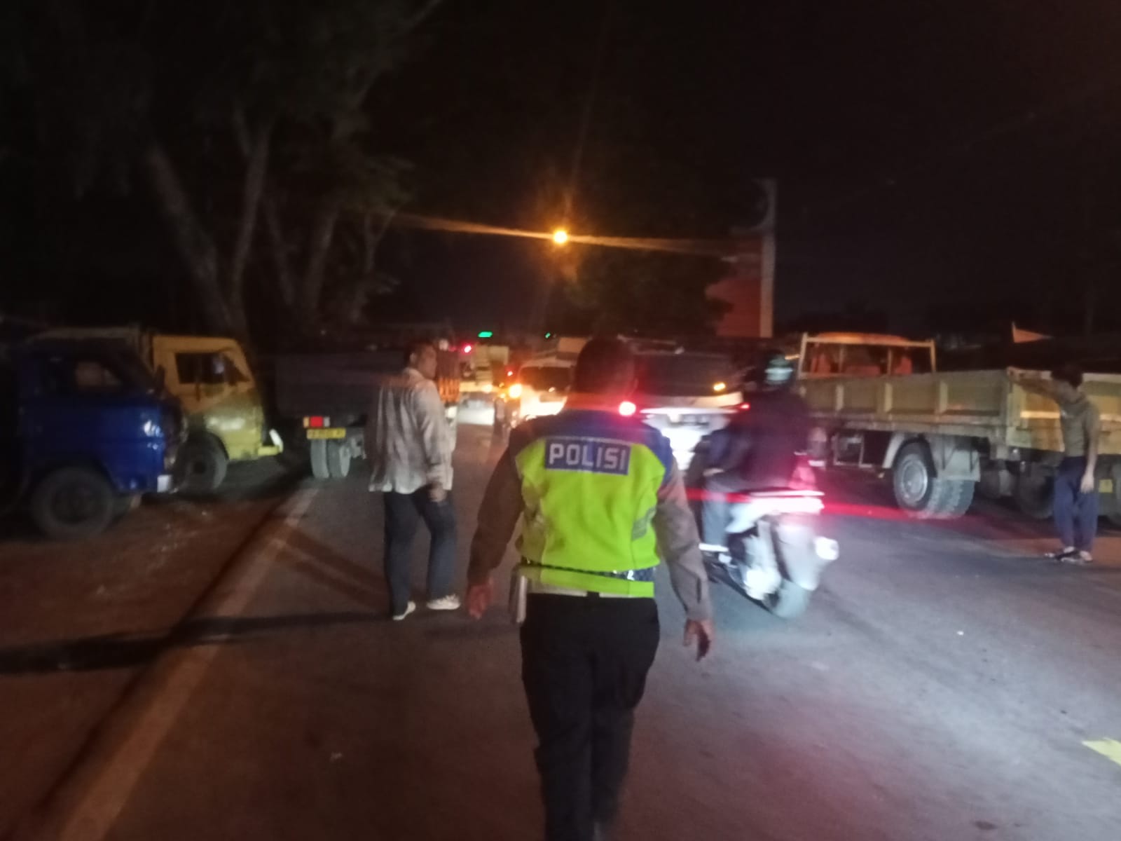 Antisipasi Kemacetan Akibat Antrian Truk Mengisi BBM Personel Polsek Pontianak Utara Lakukan Penertiban