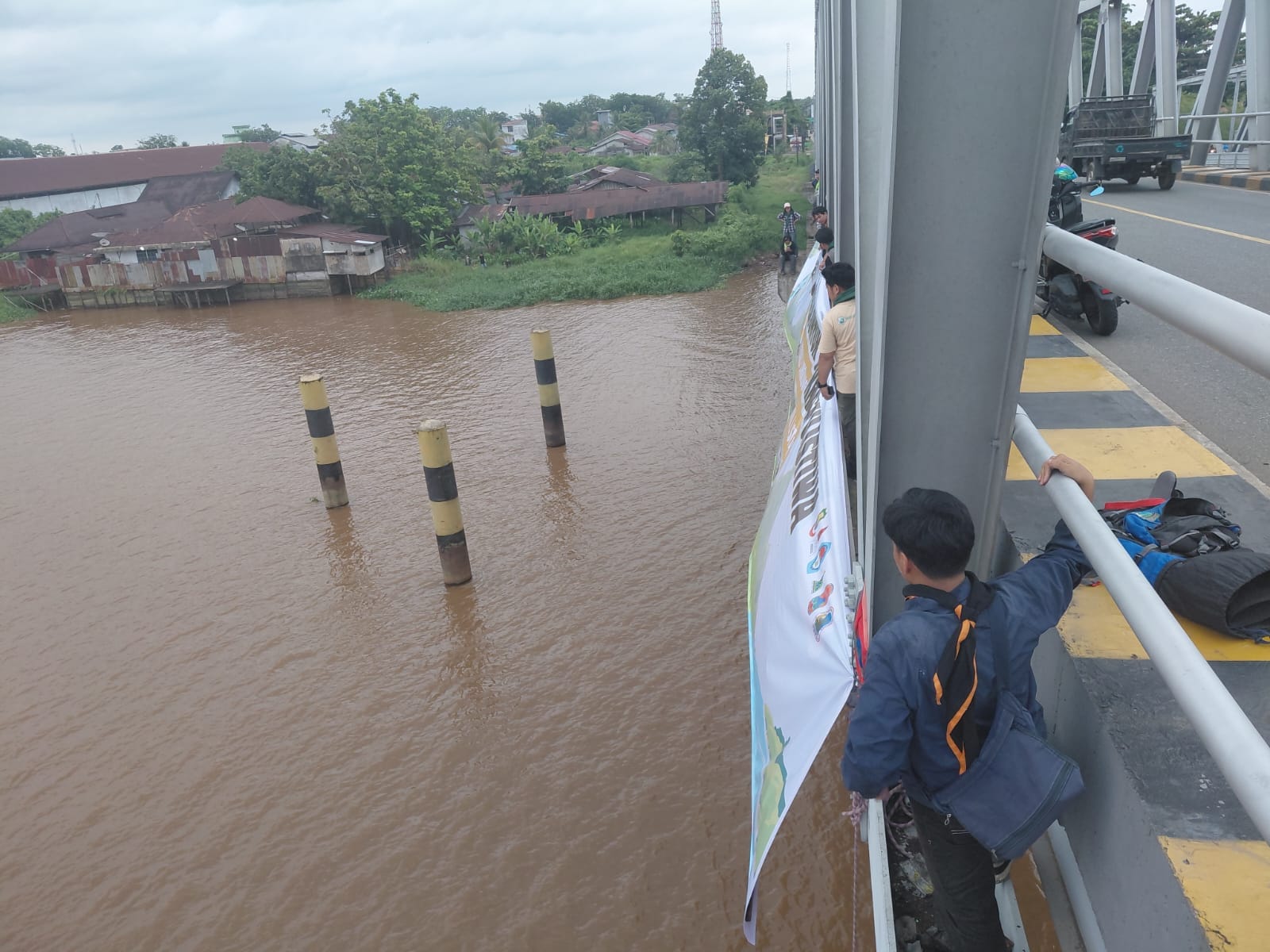 Polsek Pontianak Utara Amankan Aksi Bersih Sungai Mahasiswa Pecinta Alam pada Hari Lingkungan Hidup