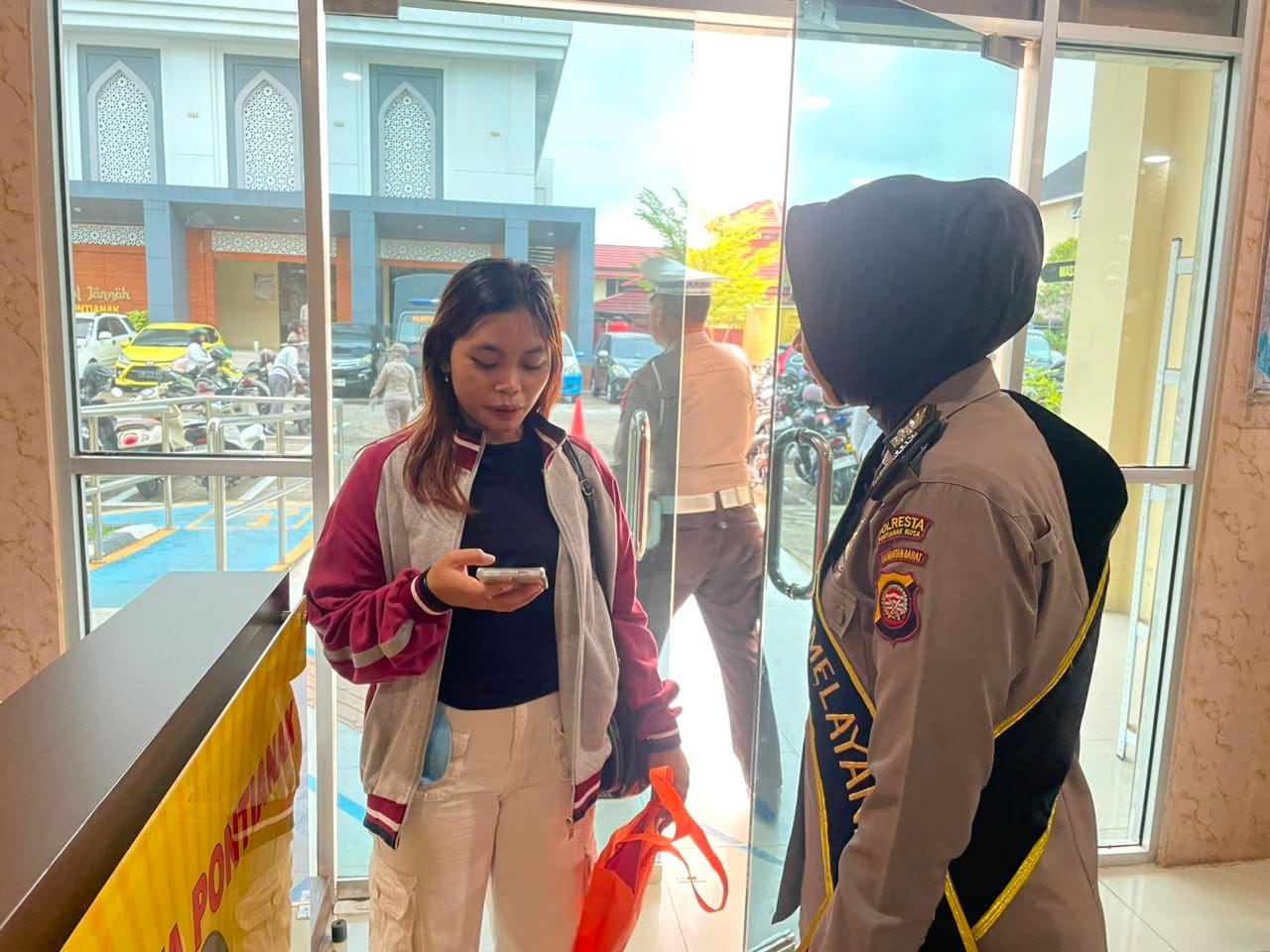 Tingkatkan Kualitas Pelayanan Publik, Polwan Polresta Pontianak Siaga di SPKT