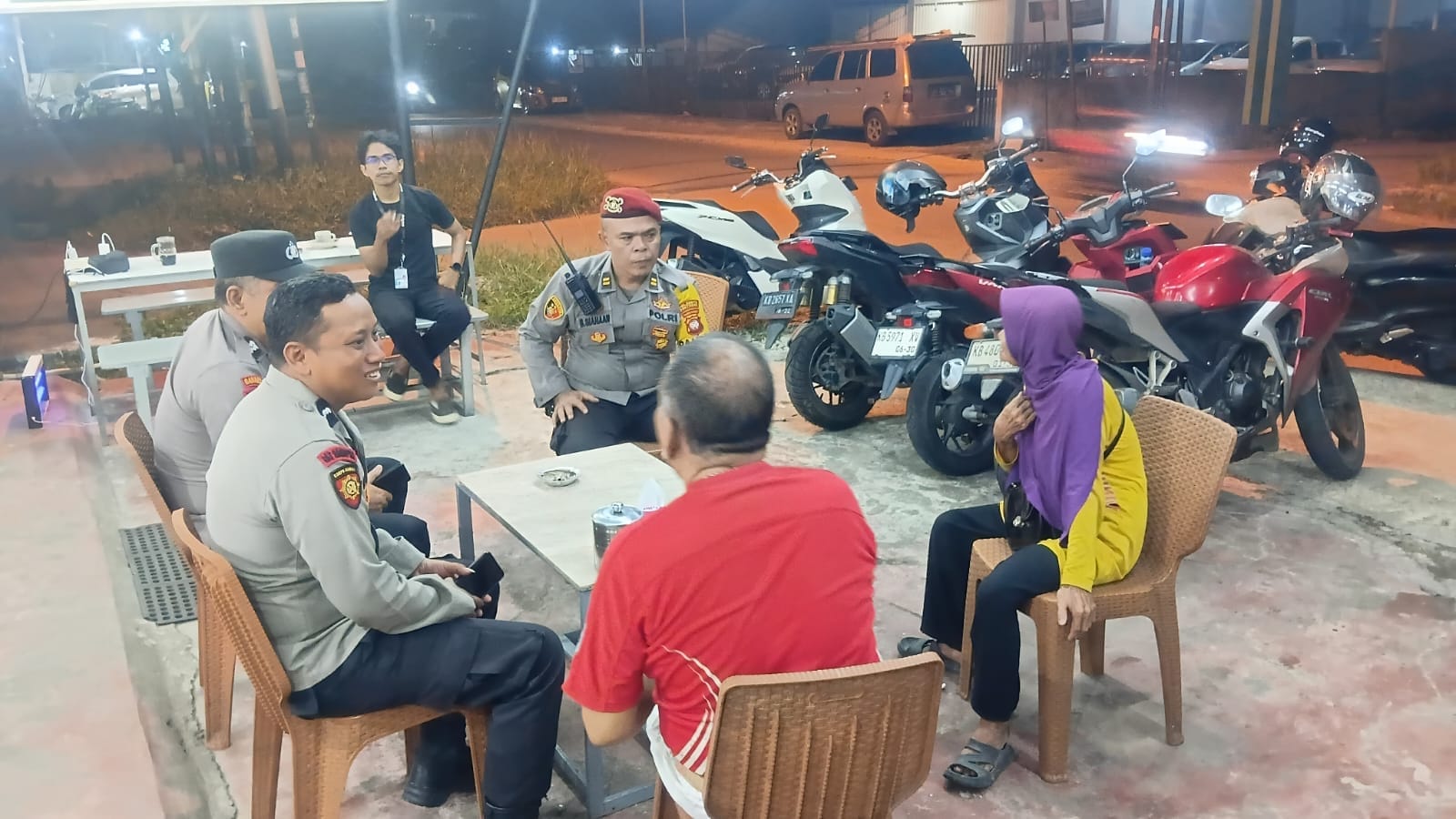 Patroli Enggang Selatan Tunjukkan Kepedulian, Bantu Lansia Linglung Kembali Bertemu Keluarga