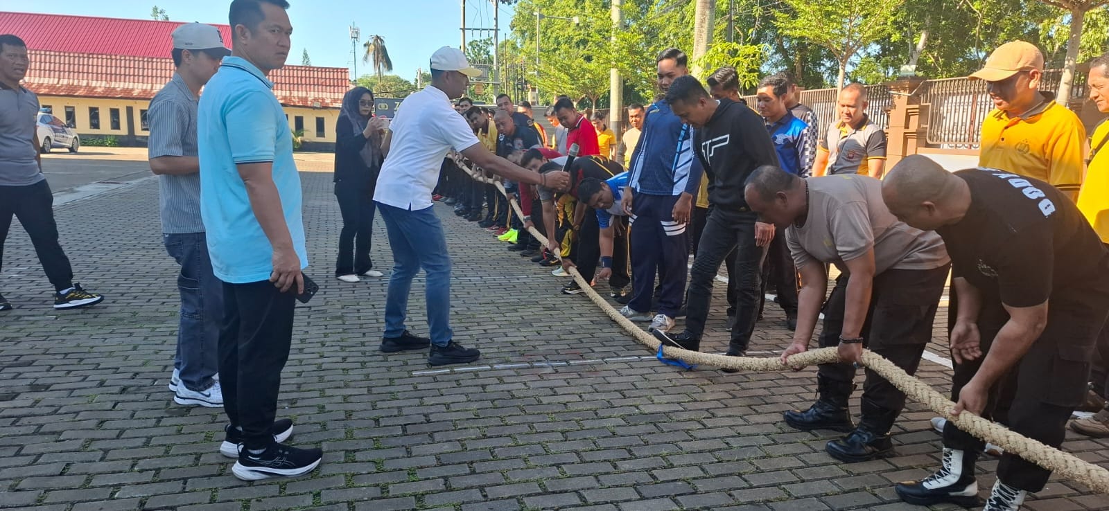 Penuh Kekompakan dan Sportivitas, Lomba Tarik Tambang Ramaikan Perayaan HUT Bhayangkara di Polresta Pontianak