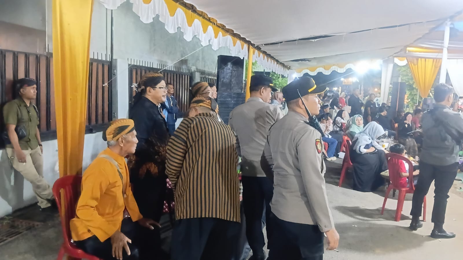Jaga Kamtibmas Tetap Kondusif, Patroli Enggang Selatan Laksanakan Pengamanan dan Monitoring Pagelaran Wayang Kulit