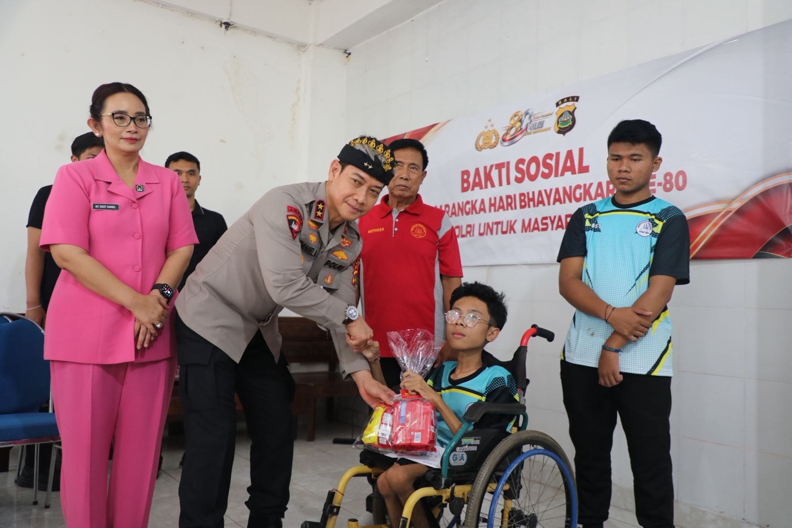 Langkah Kepedulian di Hari Bhayangkara ke-80, Kapolda Bali Berbagi dengan Warga dan Anak-anak YPAC Bali