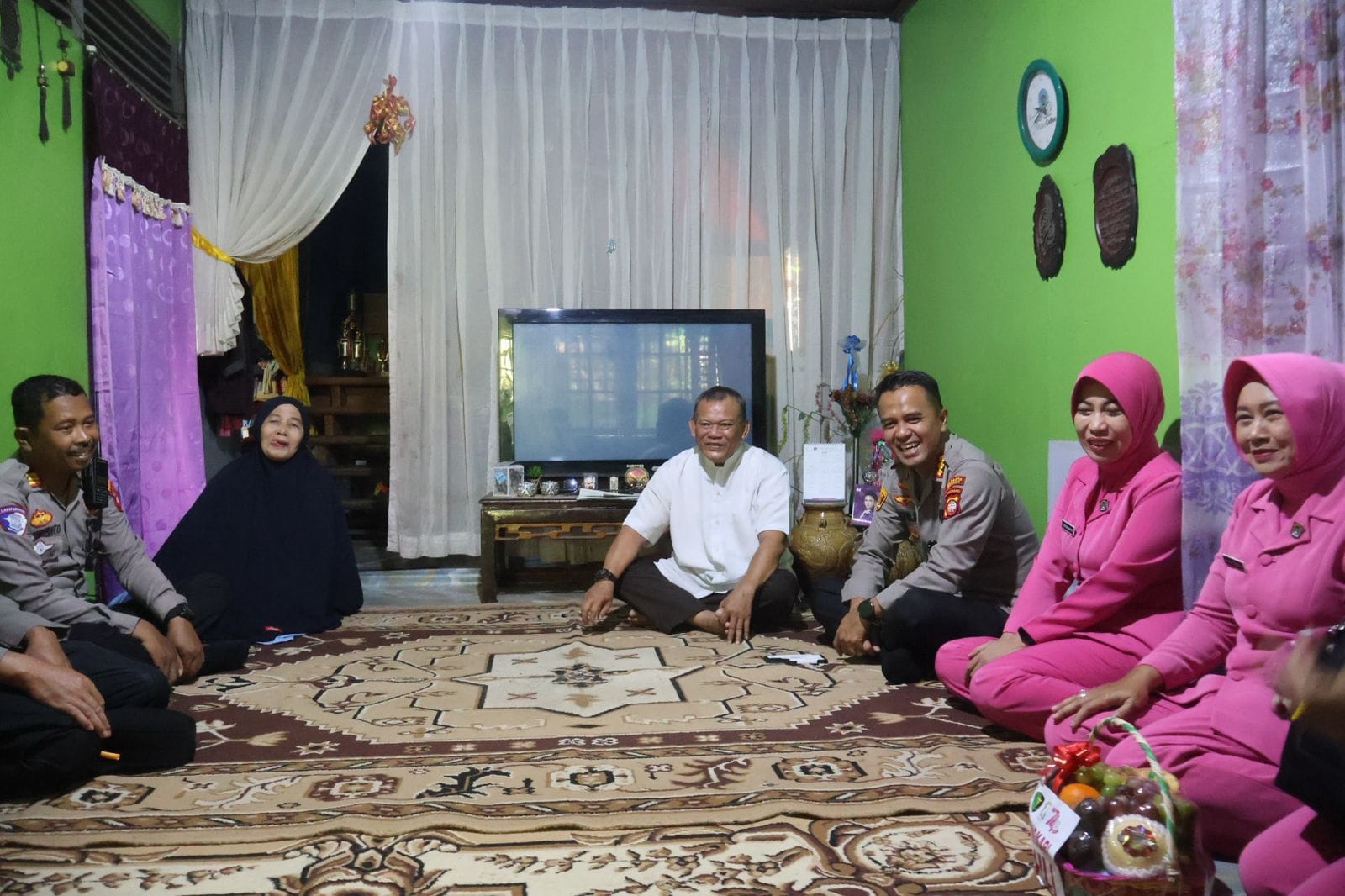 Wujud Kepedulian Polri, Kapolresta Pontianak Kunjungi Purnawirawan dan Anggota yang Sedang Sakit