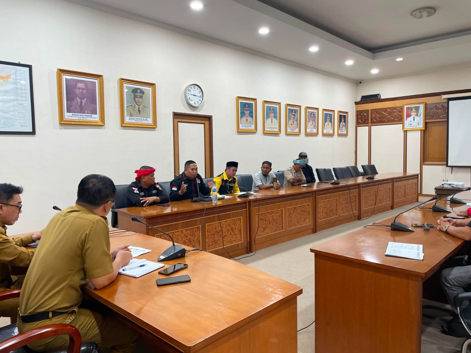Polresta Pontianak Amankan Kegiatan Audiensi Aliansi Masyarakat Kecamatan Sungai Laur di Kantor Gubernur Kalbar