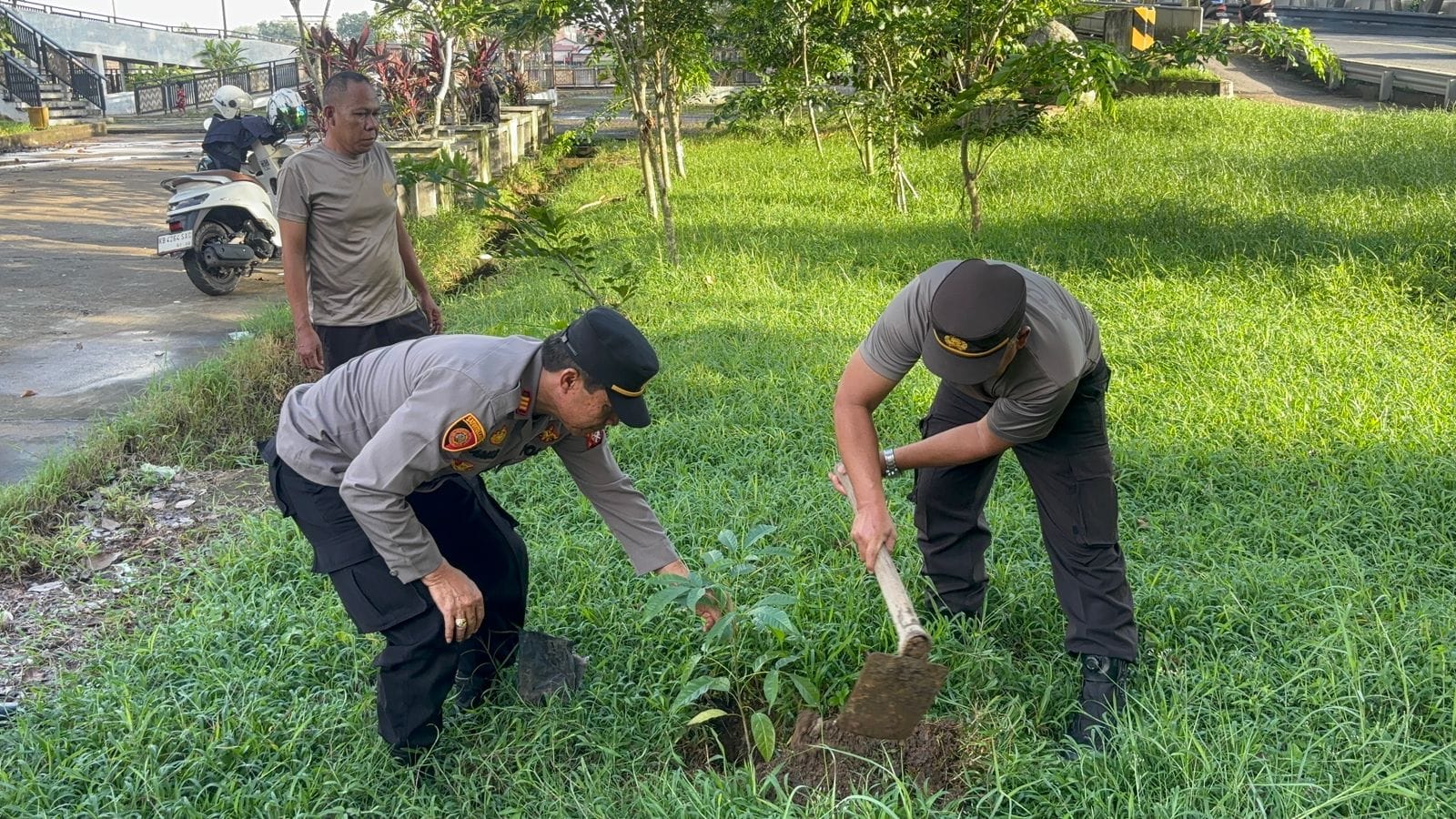 Dukung Gerakan Indonesia Asri Polsek Pontianak Utara Tanam Pohon Penghijauan Disejumlah Lokasi