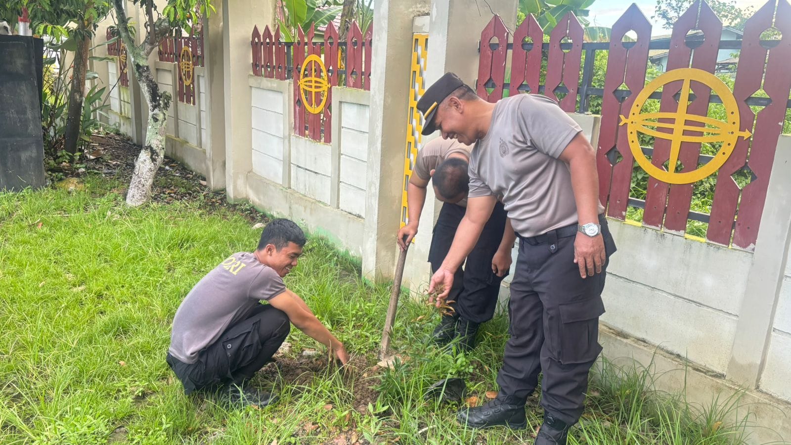 Polsek Pontianak Utara Wujudkan Lingkungan Hijau melalui Aksi Tanam Pohon di Berbagai Lokasi