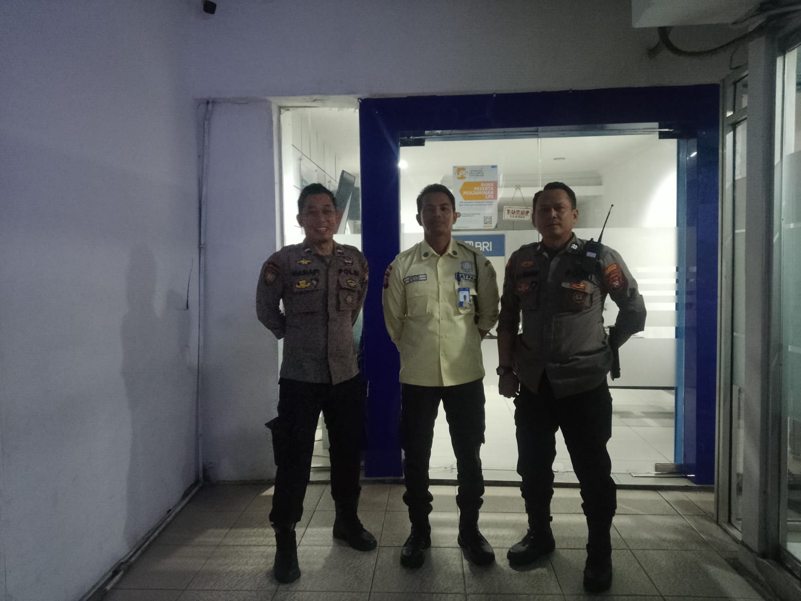 Perkuat Keamanan Perbankan, Personel Enggang Polsek Pontianak Barat Laksanakan Patroli Dialogis dengan Security Bank