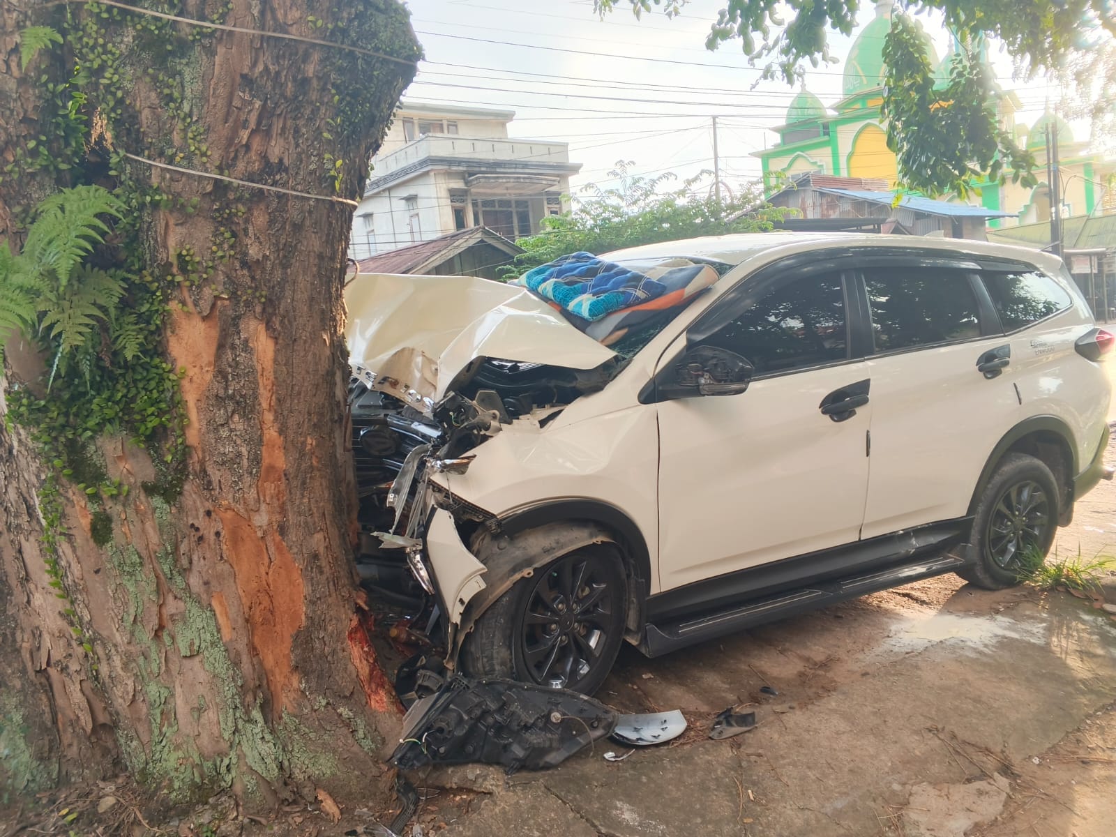 Hilang Kendali Diduga Karena Mengantuk, Minibus Ringsek Usai Tabrak Pohon di Jl. Khatulistiwa