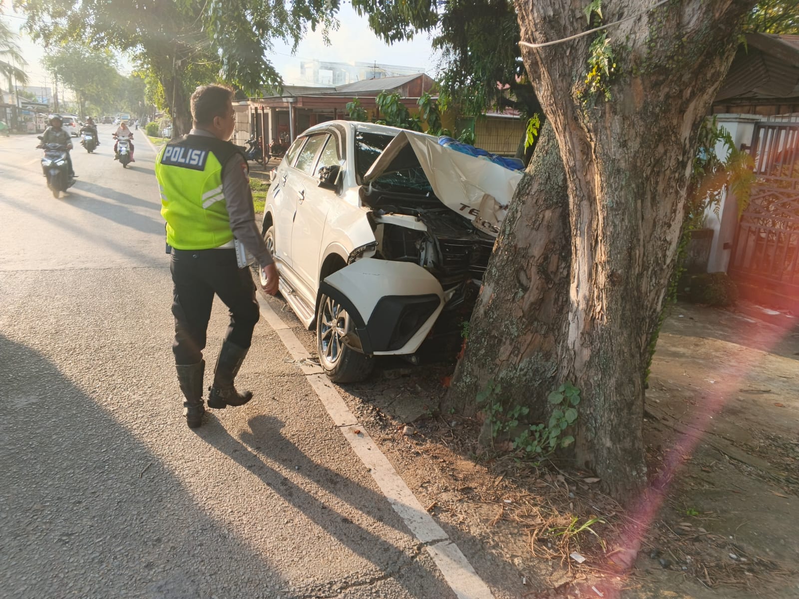 Kecelakaan Tunggal di Pontianak Utara, Sebuah Minibus Hantam Pohon Diduga Akibat Pengemudi Mengantuk