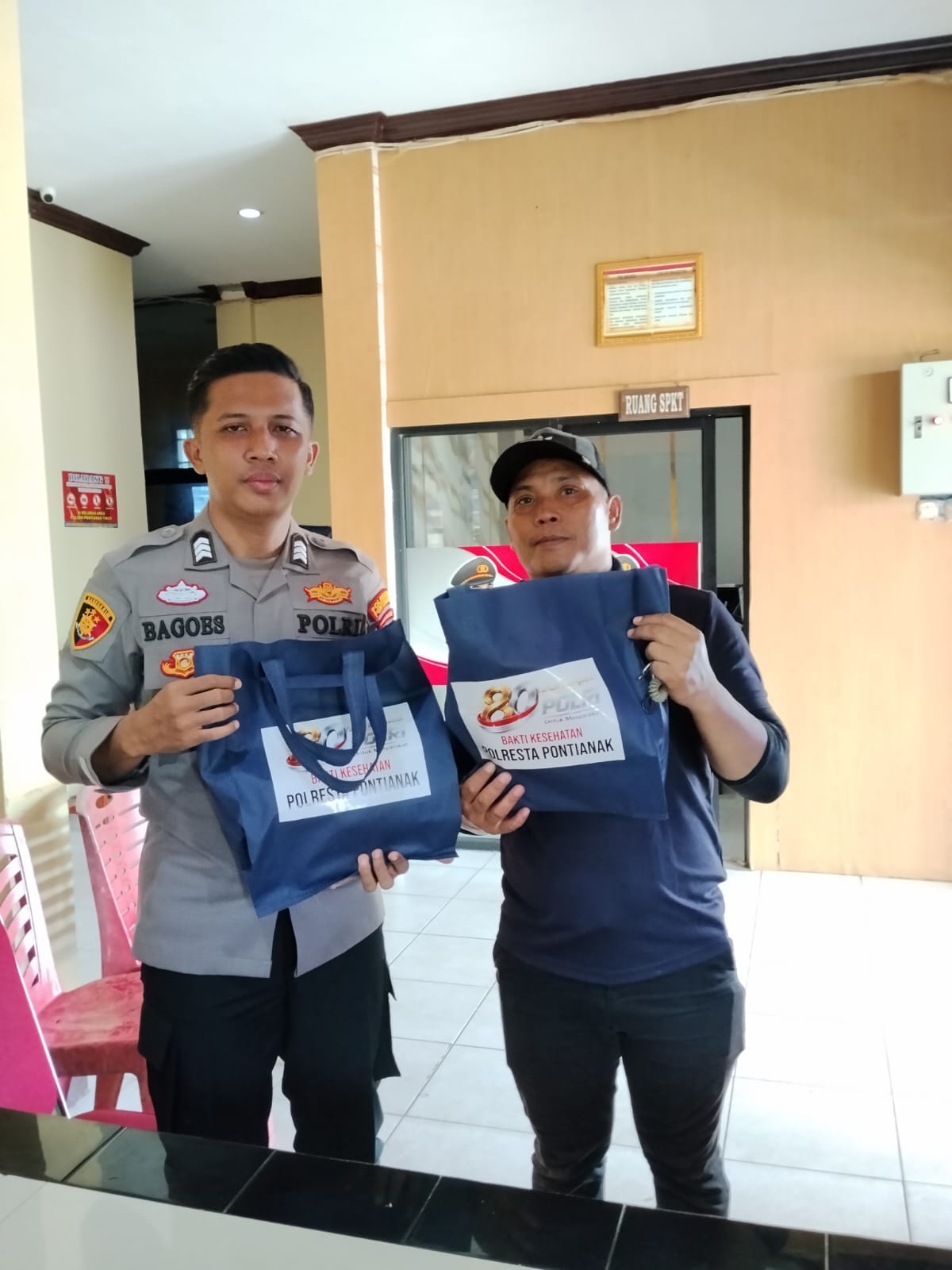 Sambut Hari Bhayangkara ke-80, Kapolsek Pontianak Timur Serahkan Bingkisan kepada Anak-Anak Peserta Sunatan Massal