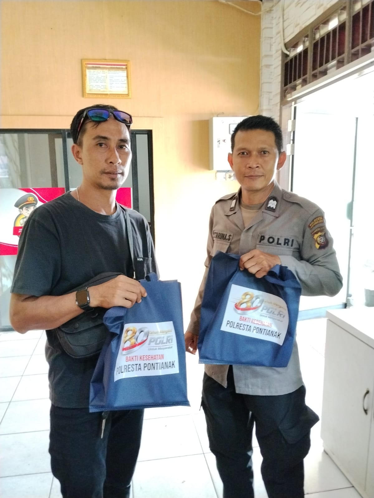 Penuh Kehangatan, Kapolsek Pontianak Timur Berikan Bingkisan untuk Peserta Sunatan Massal