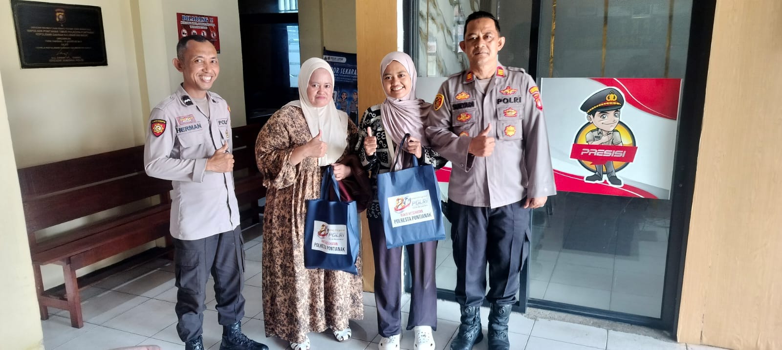 Kapolsek Pontianak Timur Serahkan Bingkisan kepada Peserta Sunatan Massal, Wujud Kepedulian kepada Masyarakat