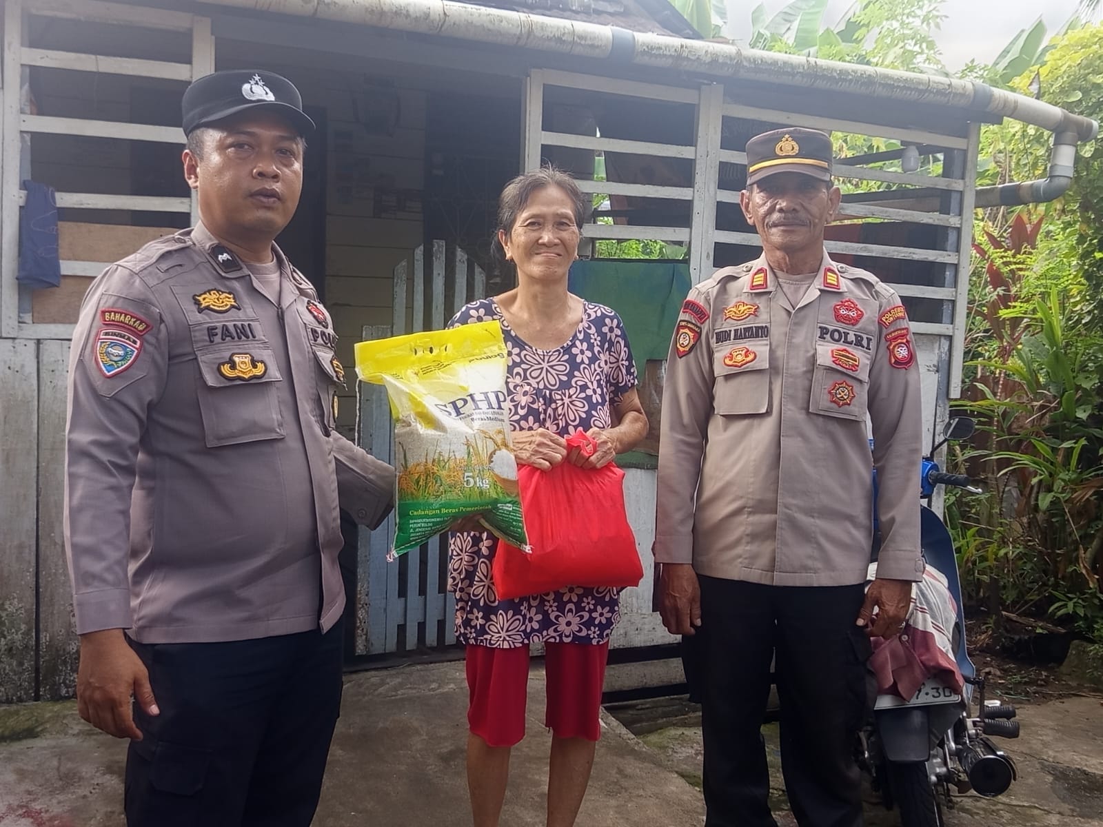 Wujud Kepedulian Polri, Polsek Pontianak Kota Laksanakan Bakti Sosial dalam Rangka Hari Bhayangkara ke-80