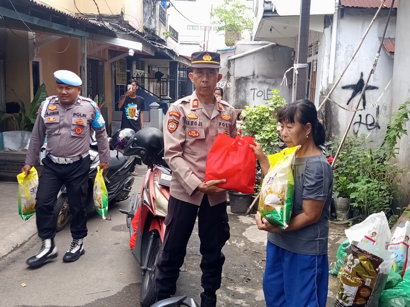 Hari Bhayangkara ke-80, Polsek Pontianak Kota Berbagi Melalui Kegiatan Bakti Sosial kepada Warga