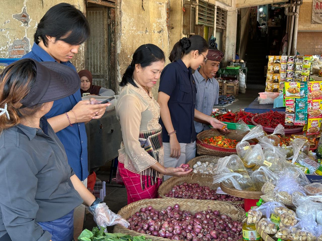 Sidak Pangan Pasar Kreneng, Satgas Pangan Polda Bali Pastikan Ketersediaan Stock dan Harga Yang Stabil