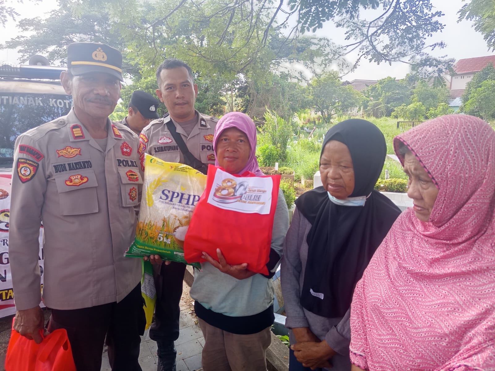 Bakti Sosial Hari Bhayangkara ke-80, Penggali Kuburan Terima Paket Sembako dari Polsek Pontianak Kota