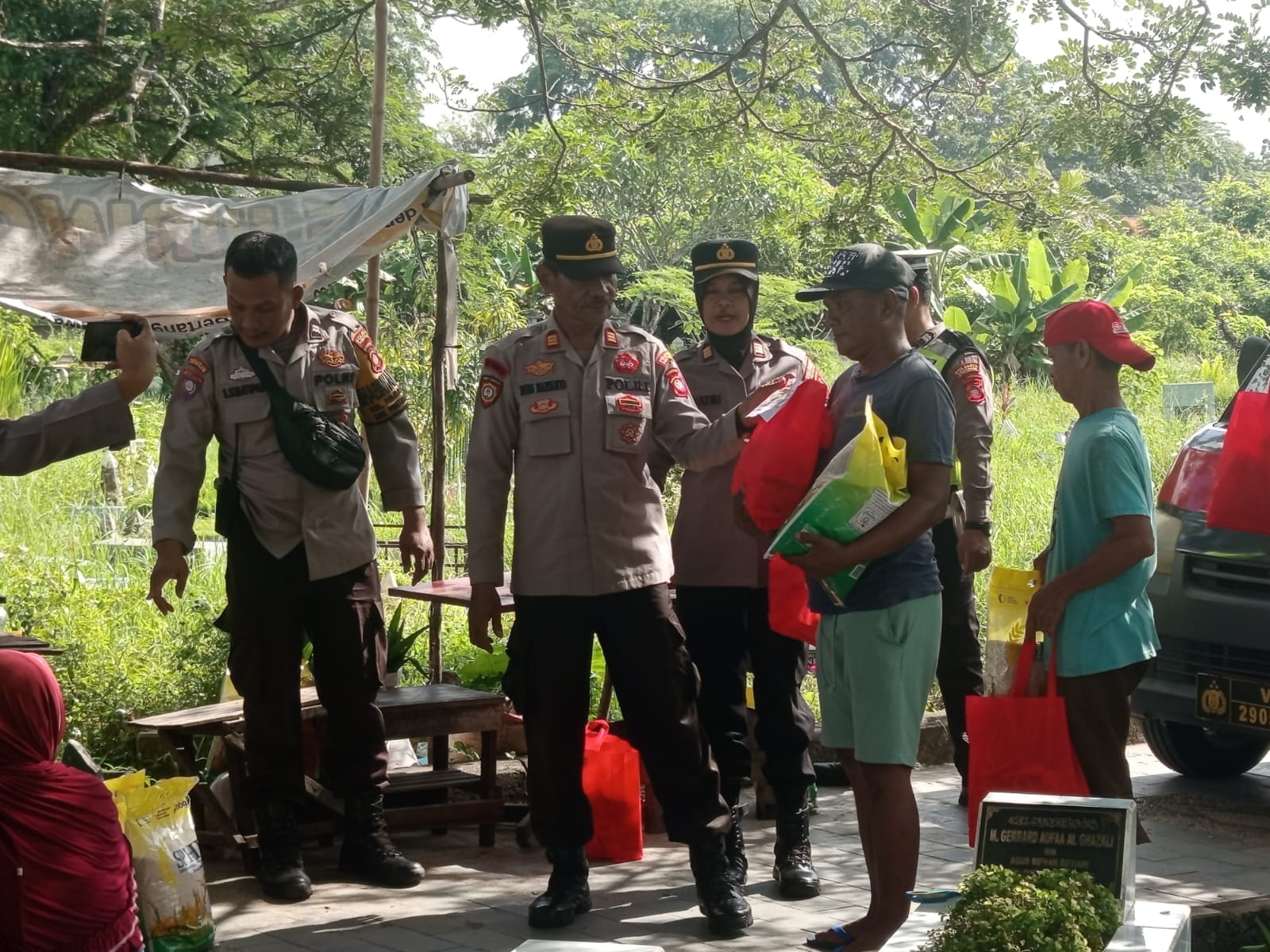 Wujud Kepedulian Polri, Polsek Pontianak Kota Berbagi Sembako untuk Penggali Kuburan