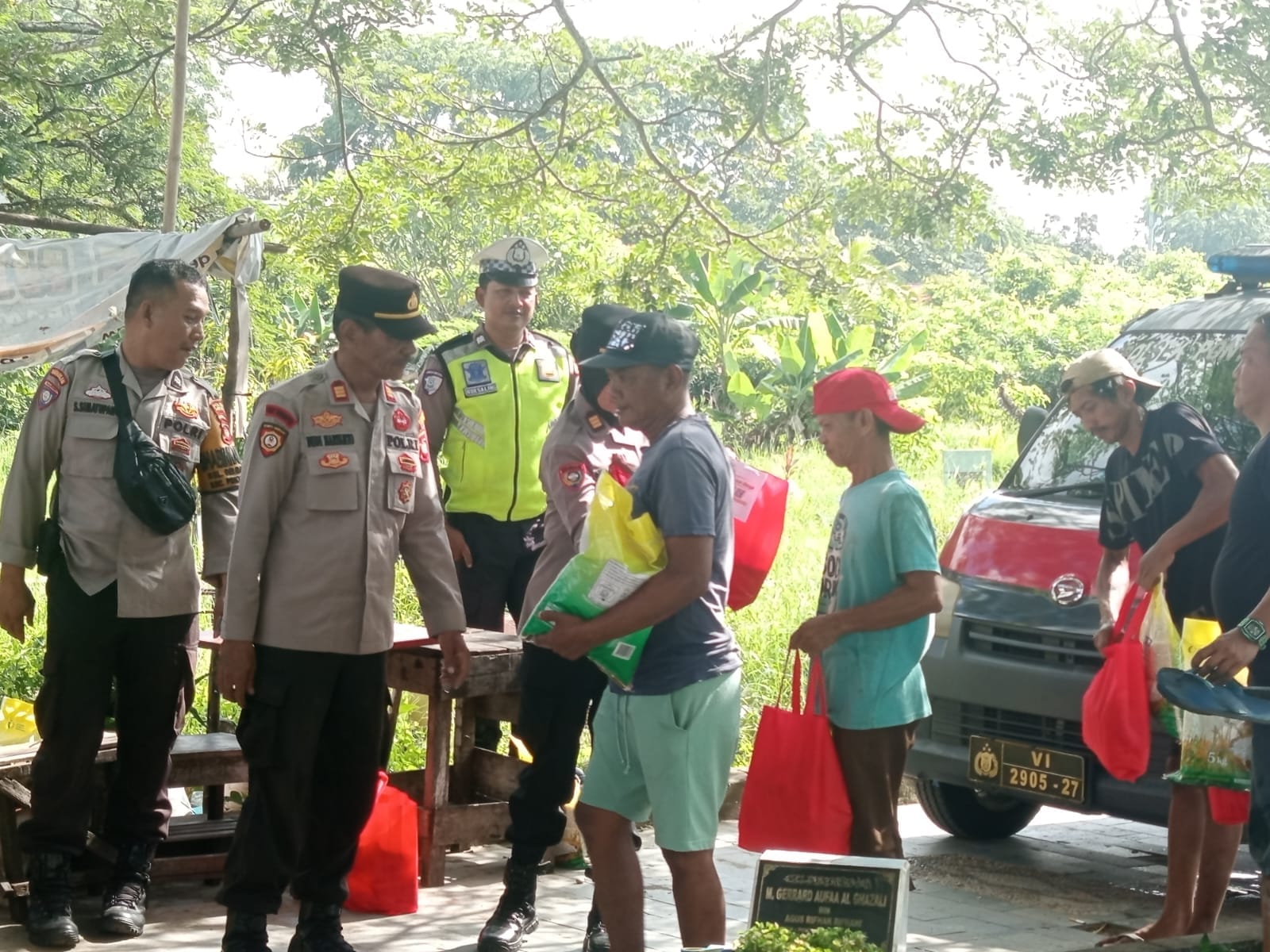 Sambut Hari Bhayangkara ke-80, Polsek Pontianak Kota Hadirkan Bantuan bagi Pekerja Penggali Kuburan