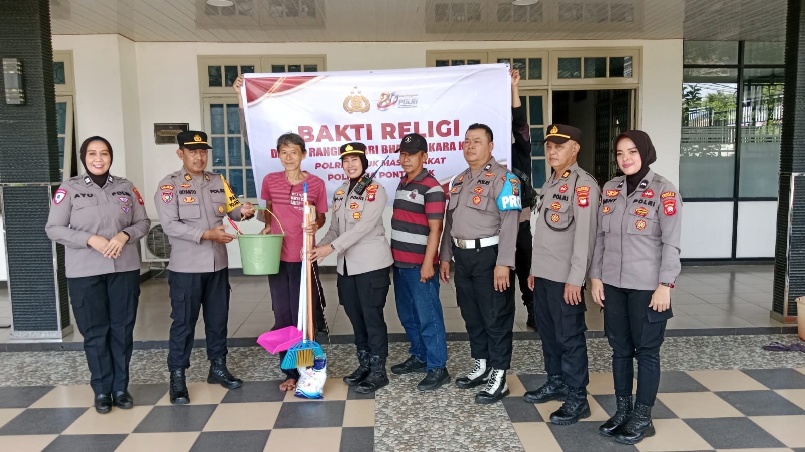 Wujud Kepedulian dan Toleransi, Polsek Pontianak Selatan Salurkan Bantuan Alat Kebersihan ke Rumah Ibadah