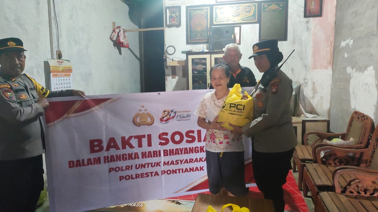 Sambut HUT Bhayangkara ke-80, Kapolsek Pontianak Selatan Pimpin Penyaluran Baksos untuk Warga Kurang Mampu.