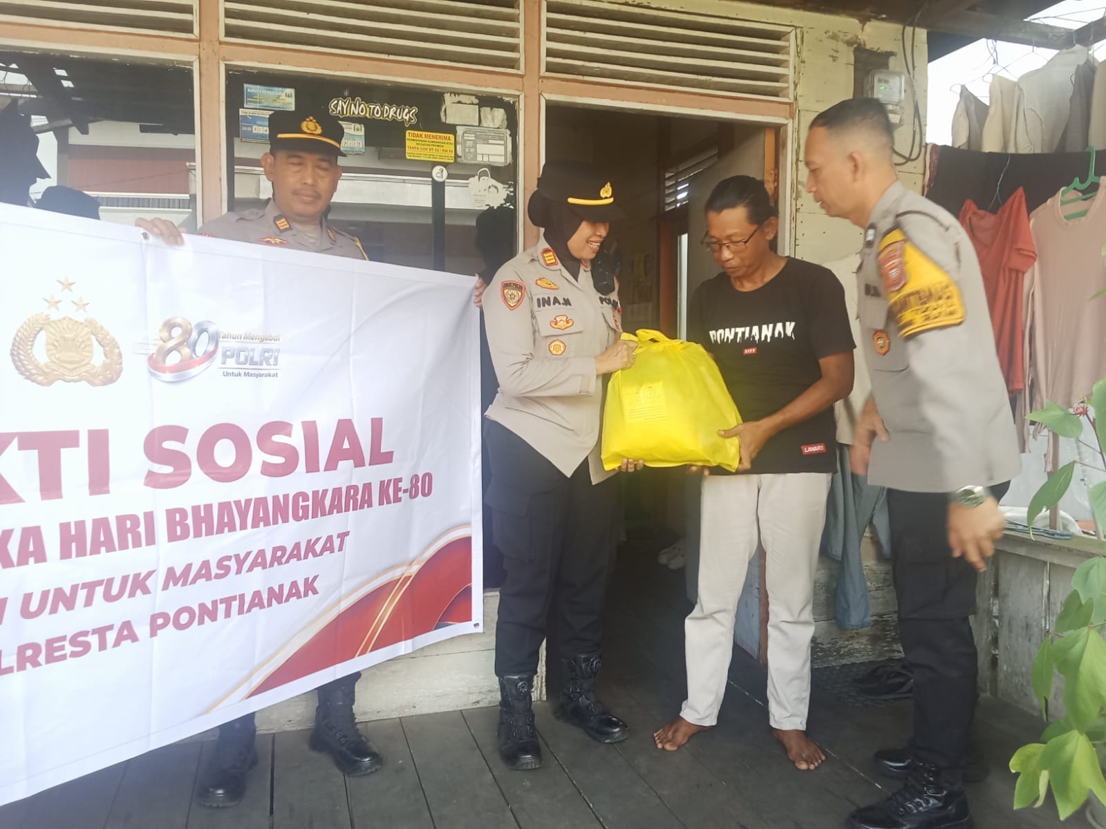 Jelang HUT Bhayangkara ke-80, Kapolsek Pontianak Selatan Salurkan Bantuan Sosial kepada Warga Kurang Mampu