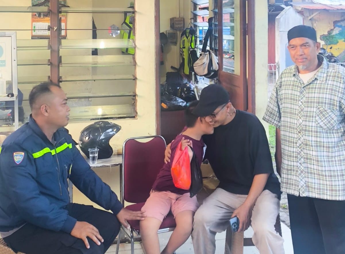 Bhabinkamtibmas Polsek Pontianak Kota Bantu Anak Terpisah dari Orang Tuanya Kembali ke Keluarga
