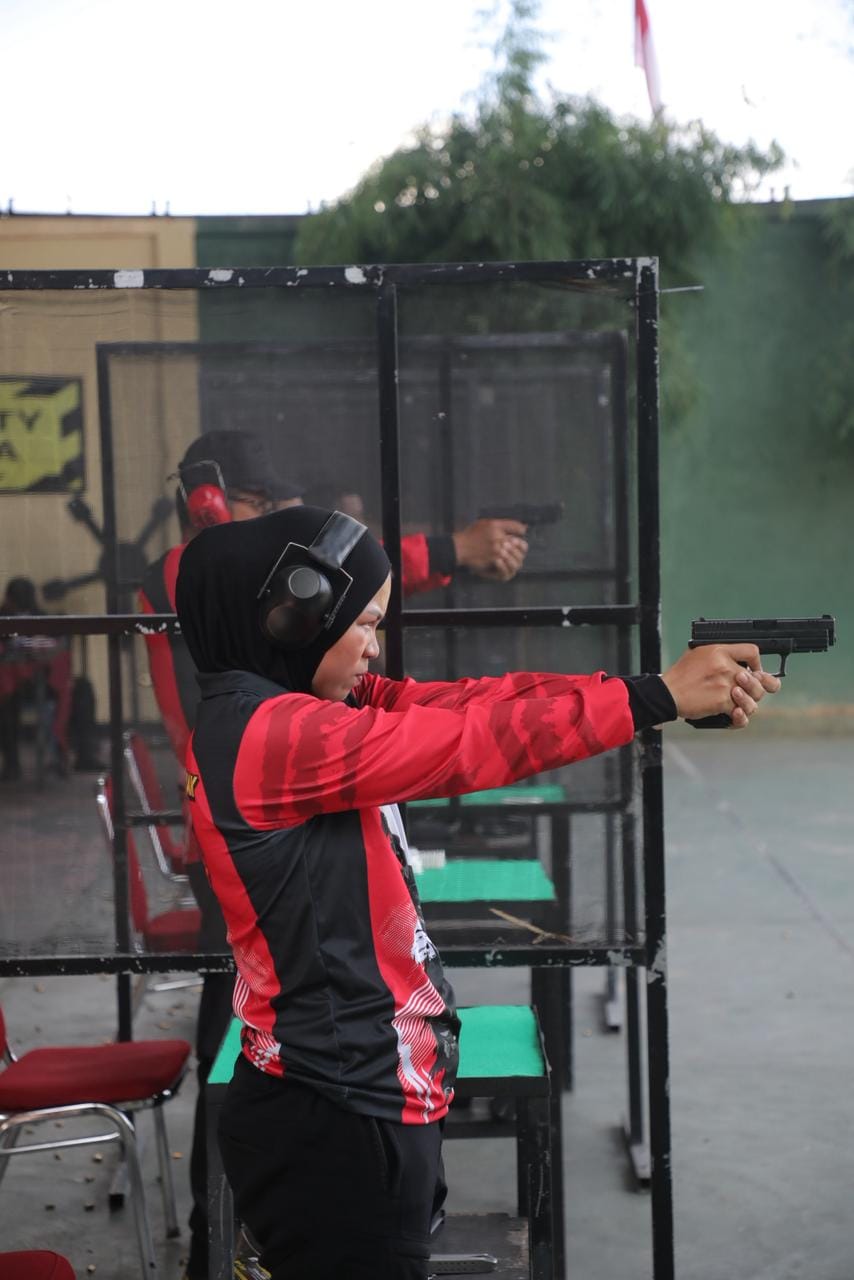 Personel Polresta Pontianak ikuti lomba menembak dalam rangka hari bhayangkara ke-80