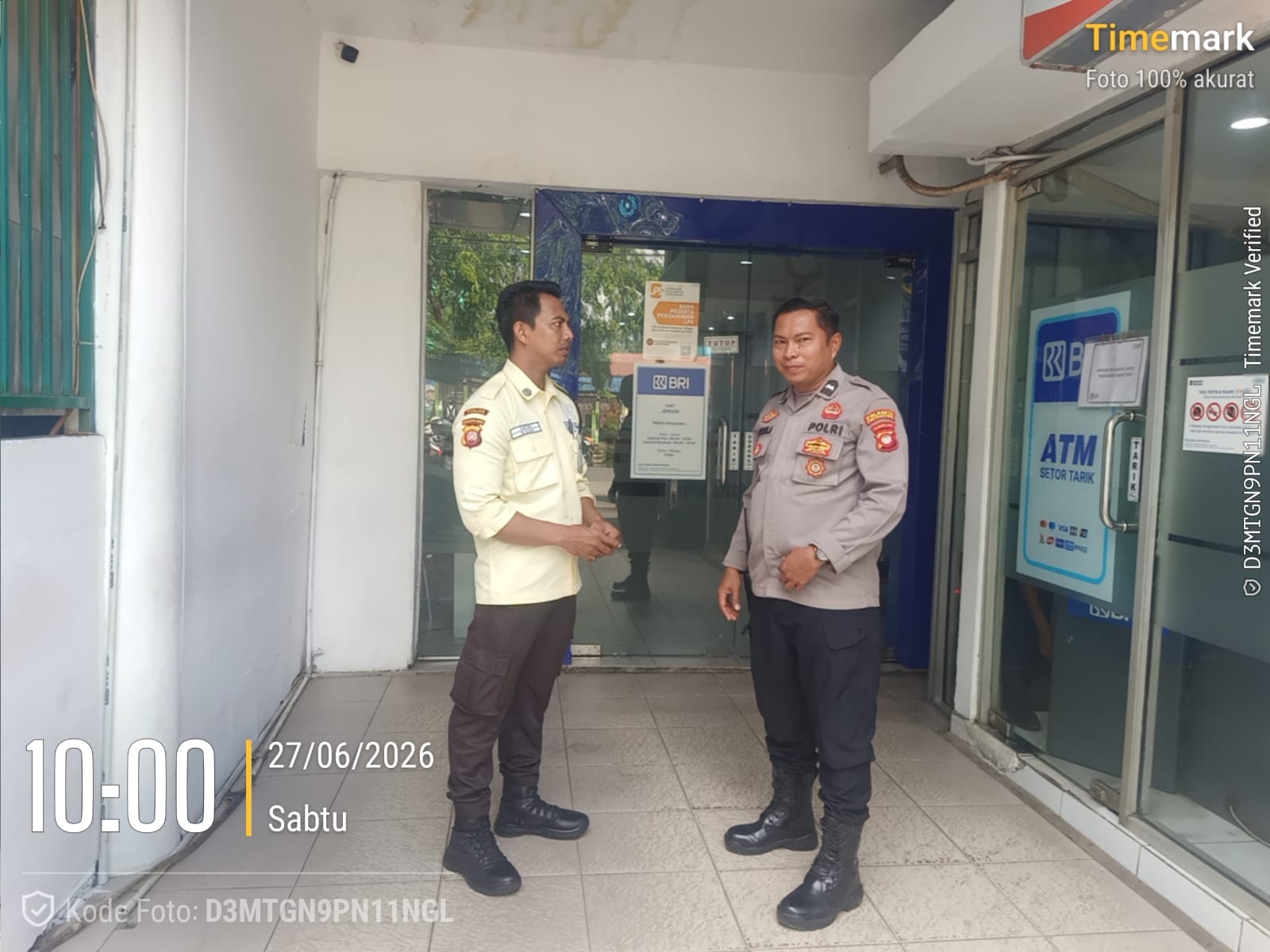 Patroli Dialogis Enggang Polsek Pontianak Barat, Ajak Security dan Petugas Parkir BRI Jaga Kamtibmas