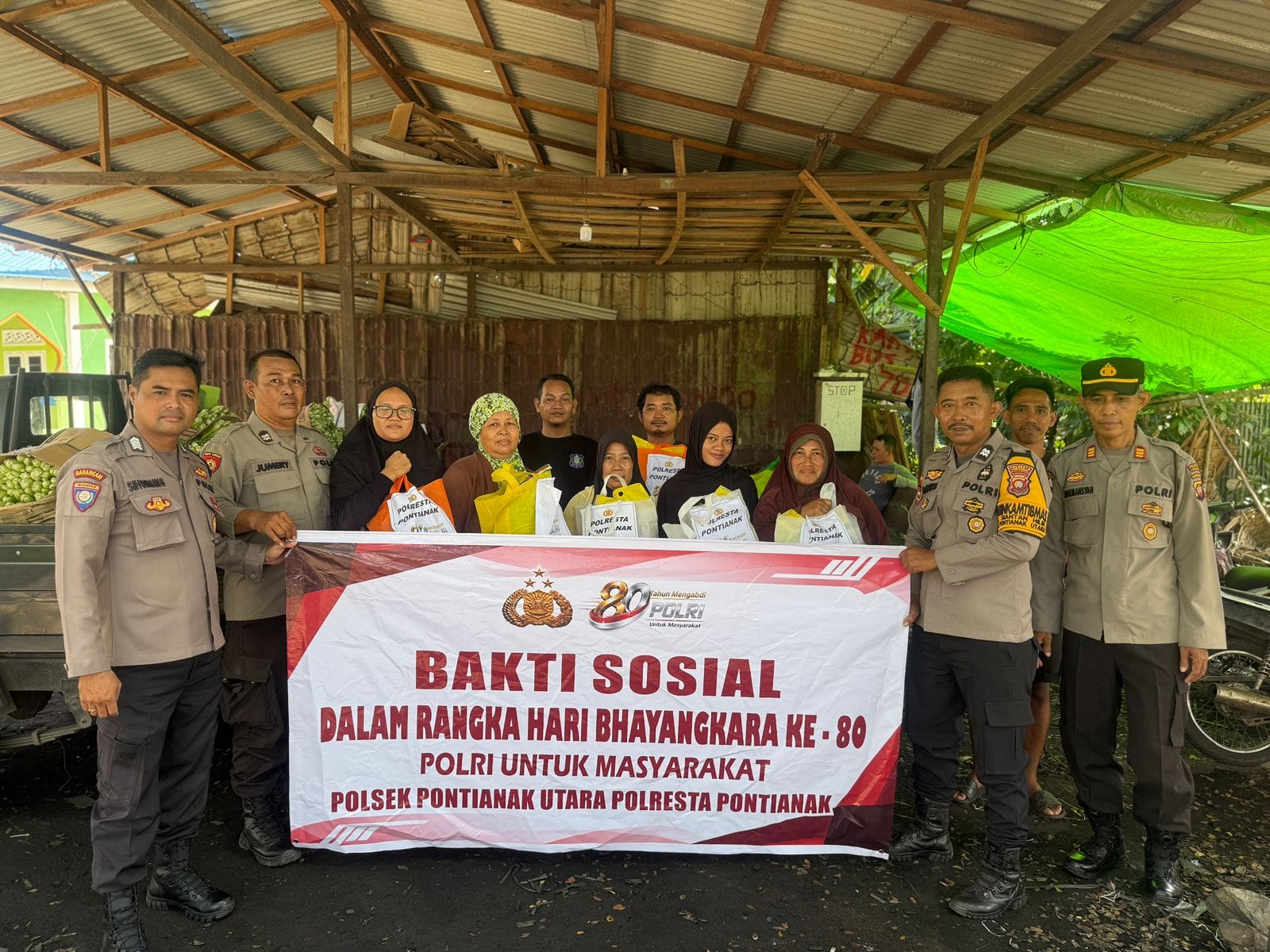 Hari Bhayangkara ke-80, Polsek Pontianak Utara Tebar Kepedulian melalui Pembagian 200 Paket Sembako