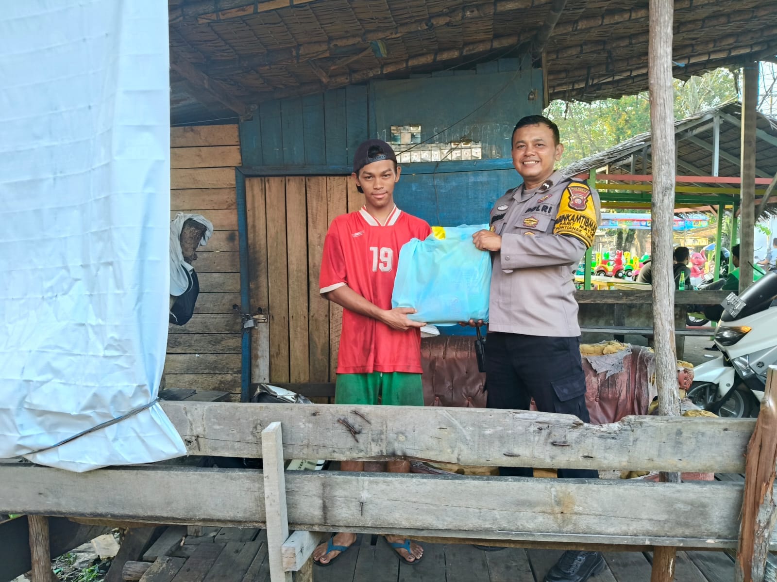 Bhabinkamtibmas Parit Mayor Hadir untuk Warga, Salurkan Bantuan Sosial Jelang Hari Bhayangkara ke-80