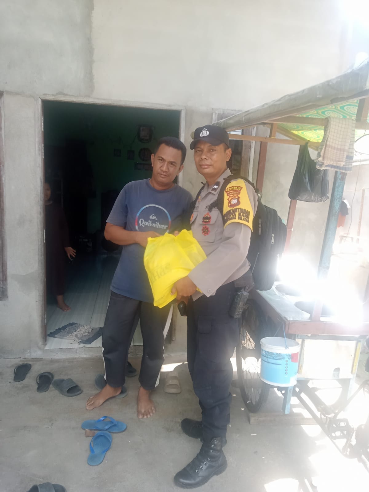 Bakti Sosial Hari Bhayangkara ke-80, Bhabinkamtibmas Polsek Pontianak Selatan Bantu Warga Kurang Mampu