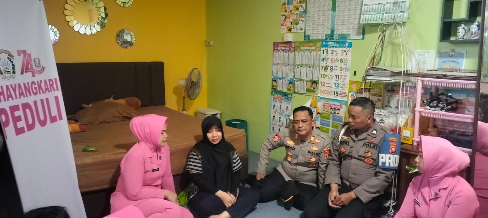 Kapolsek Pontianak Timur Bersama Ketua Bhayangkari Cabang Jenguk Anggota yang Sakit, Wujud Kepedulian Keluarga Besar Polri