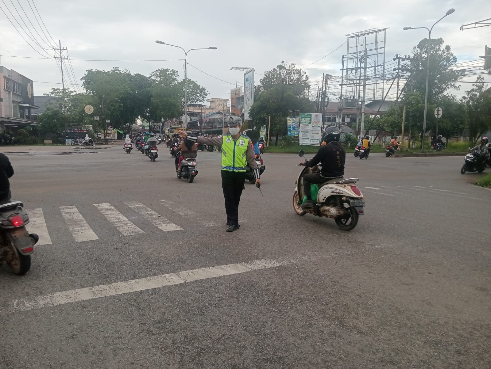 Momentum Hari Bhayangkara ke-80, Polsek Pontianak Utara Perkuat Pelayanan melalui Pengaturan Lalu Lintas di Sejumlah Ruas Jalan